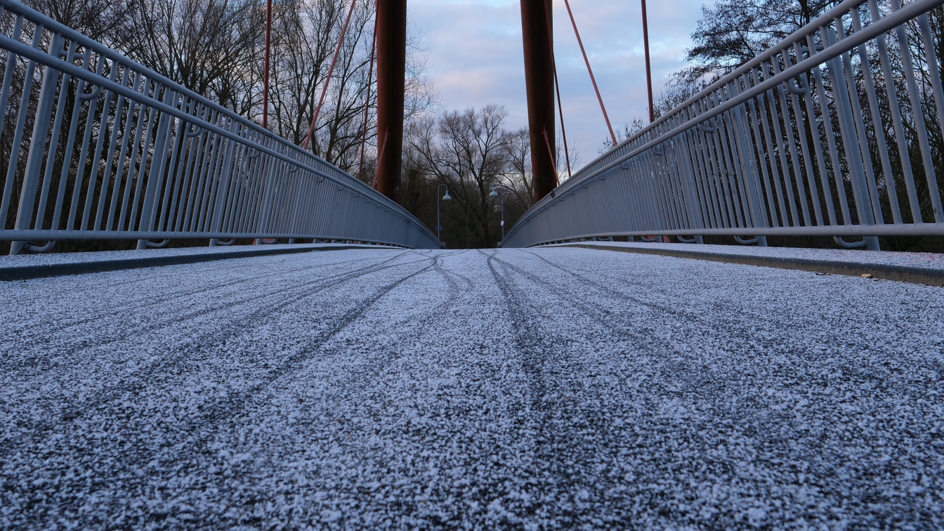 Etwas Schnee auf der Brücke