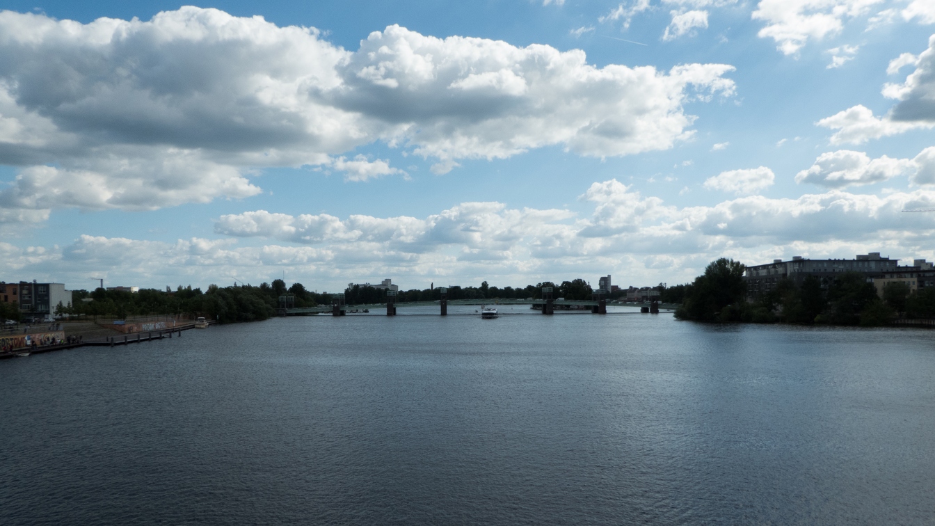 Wolken über der Havel von der Wasserstadtbrücke aus