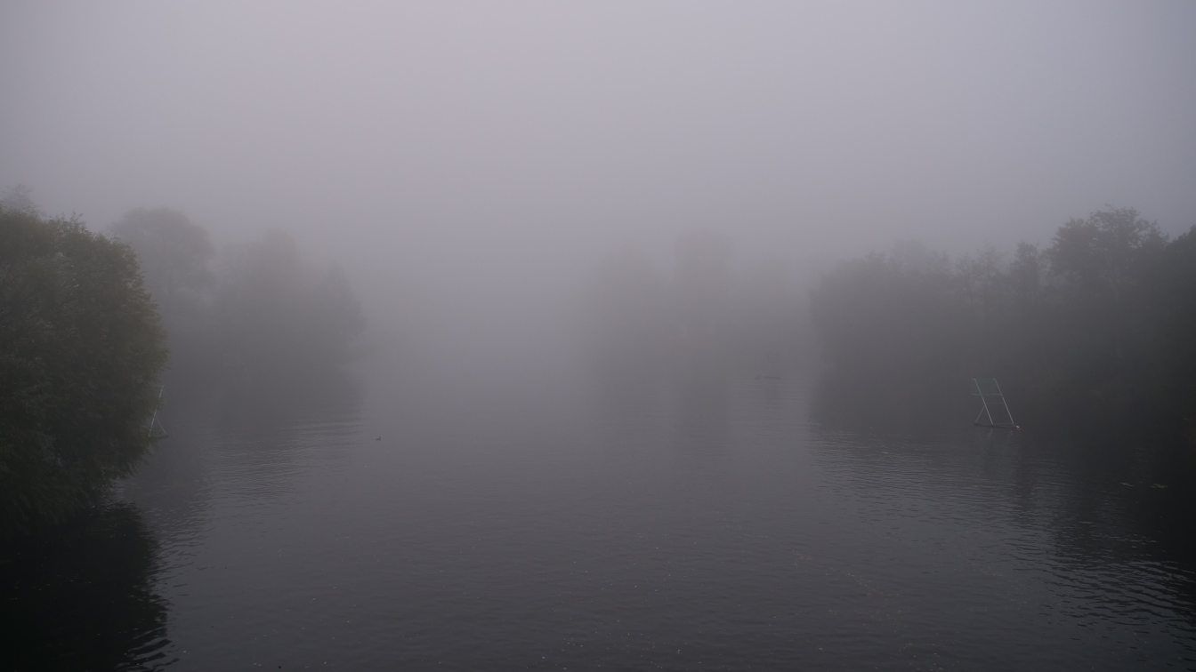 Kanal im Nebel
