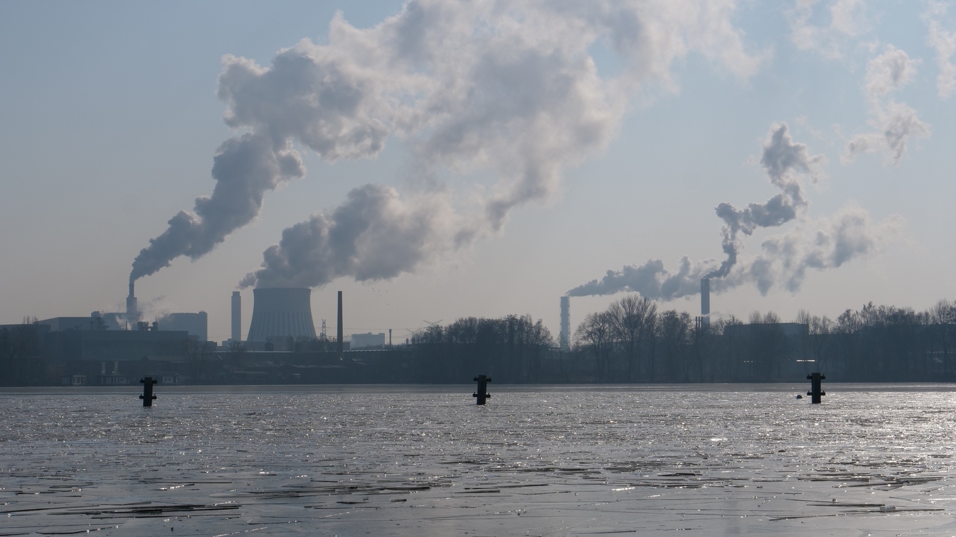 Fabrik und Kraftwerk hinter der Havel