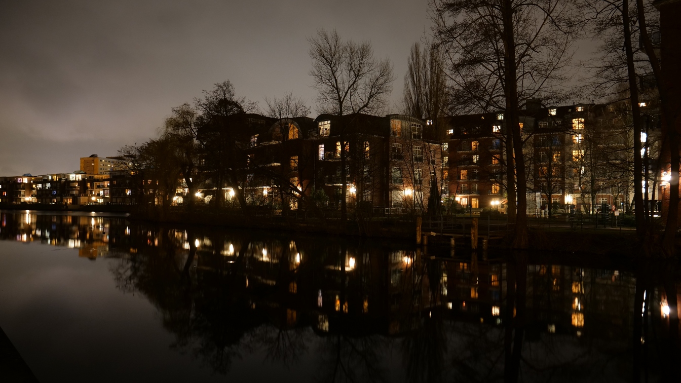 Häuser am Kanal bei Nacht