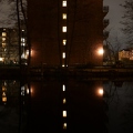 Haus am Kanal bei Nacht