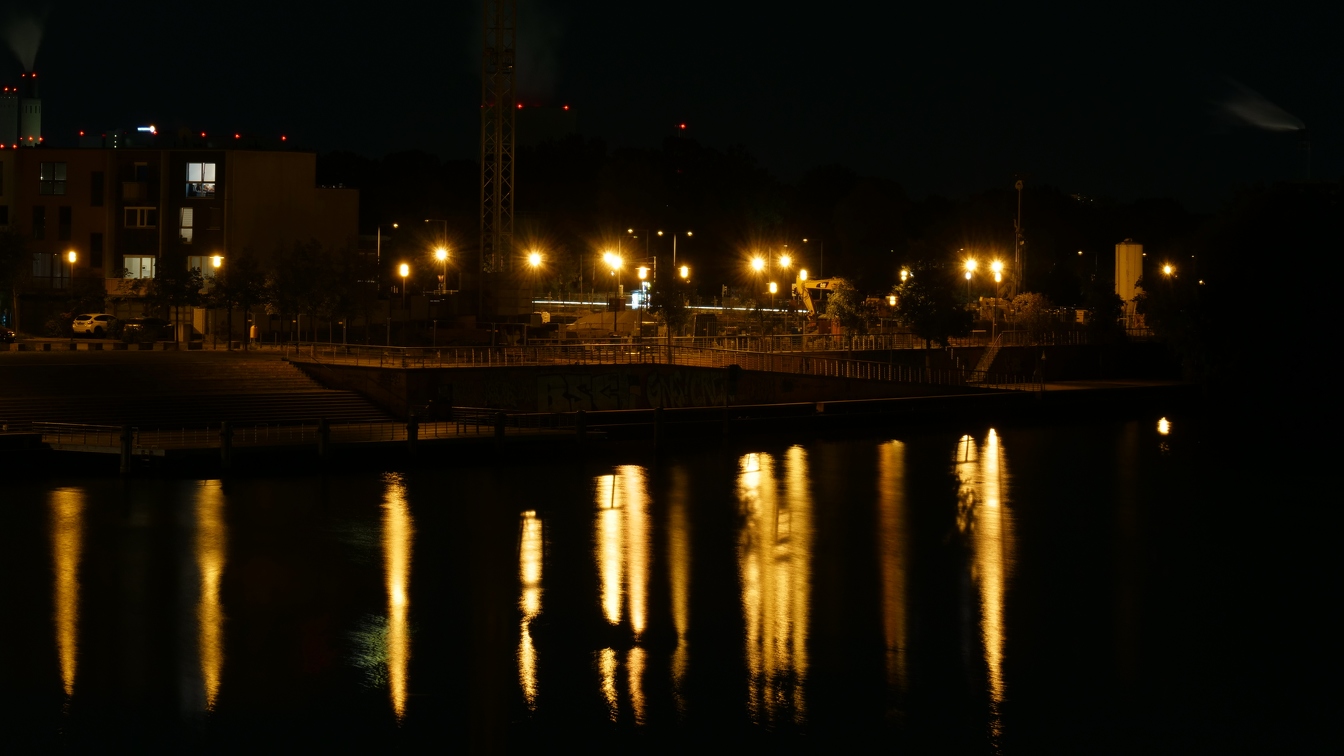 Wasserstadt bei Nacht