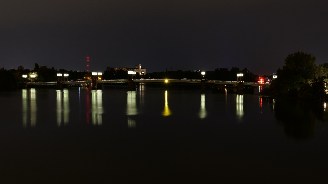 Spandauer-See-Brücke bei Nacht