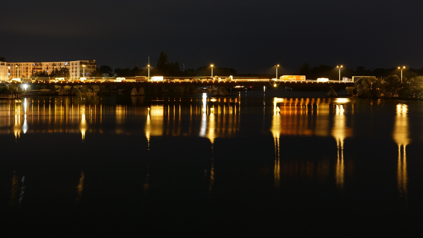 Die Wasserstadtbrücke bei Nacht