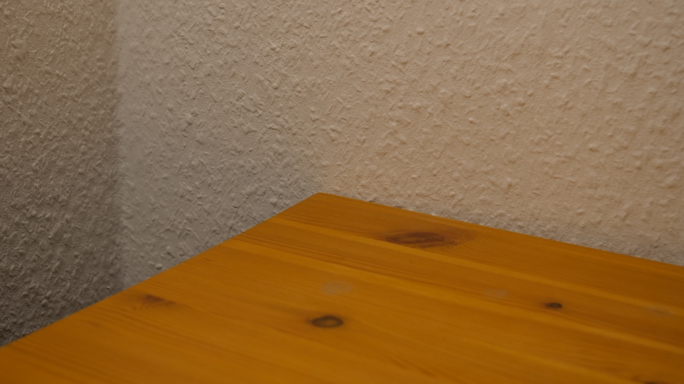 Tisch und Wand